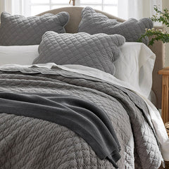 Scallop Quilt - Gray, King/Cal King